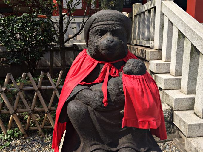 子猿をだっこする日枝神社の猿